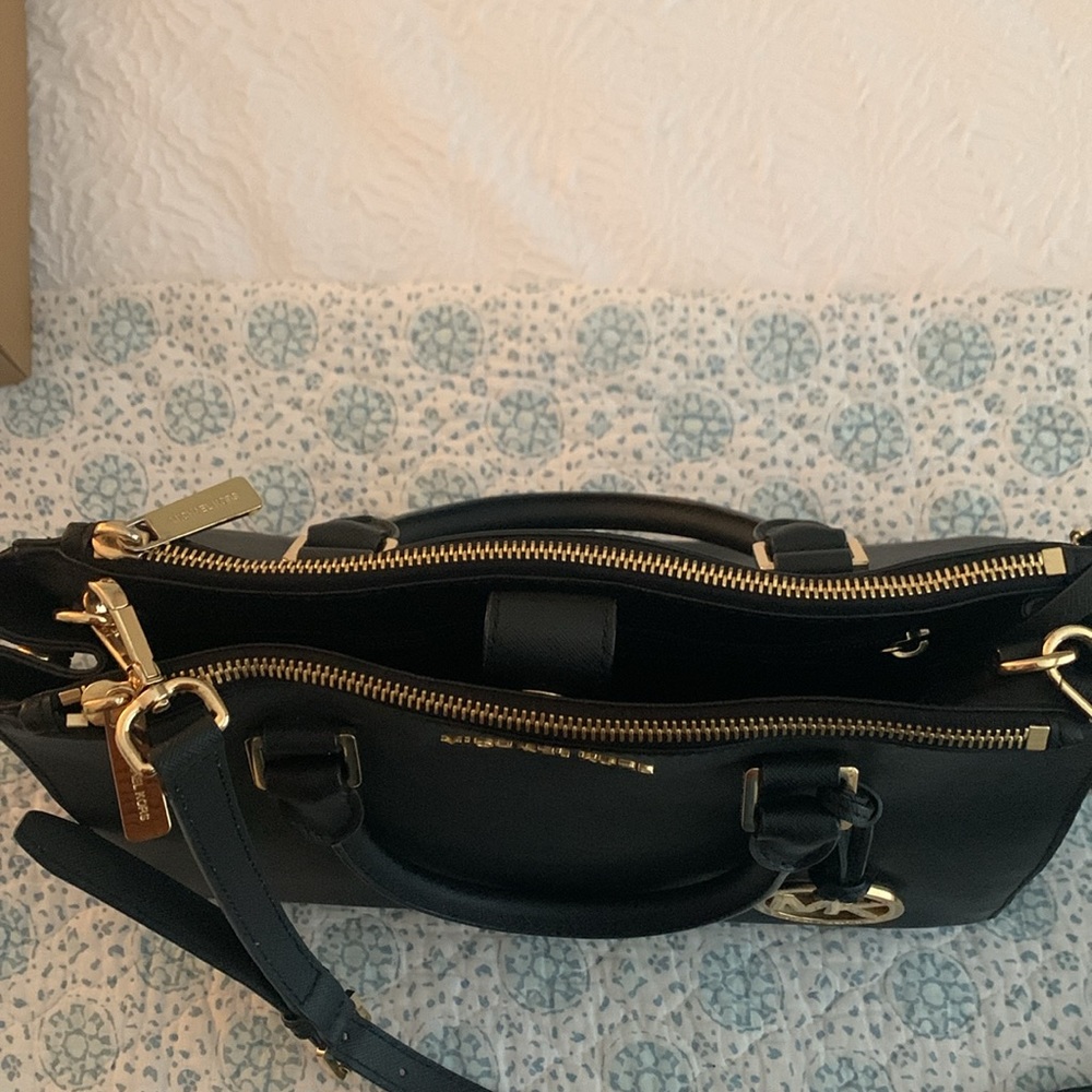 Michael Kors, large leather satchel☘️HP☘️ - Picture 3 of 9
